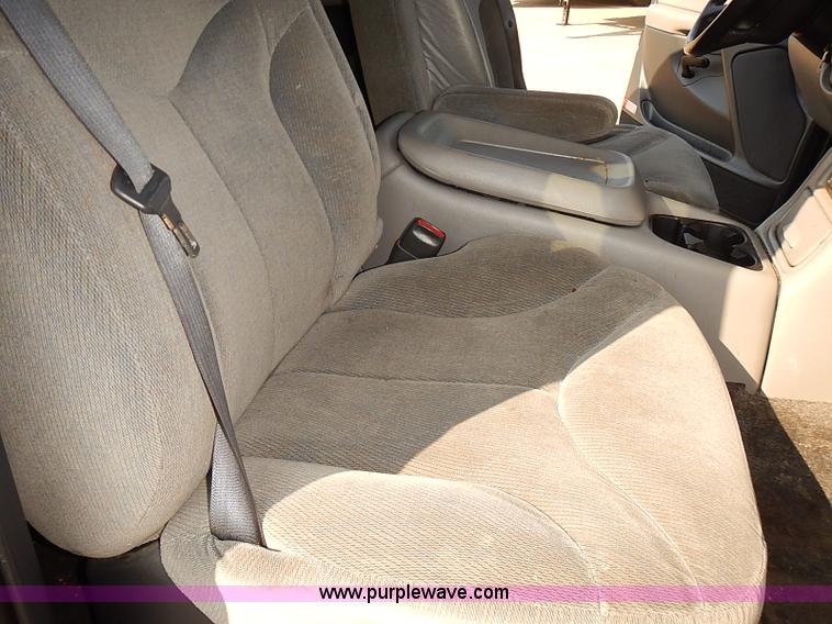 image for item J3054 2001 GMC Yukon SLE SUV