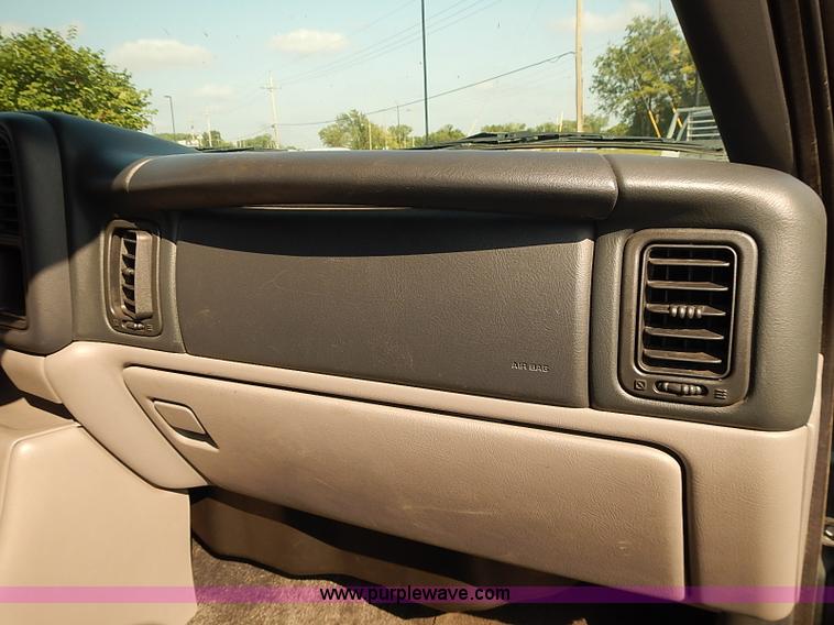 image for item J3054 2001 GMC Yukon SLE SUV