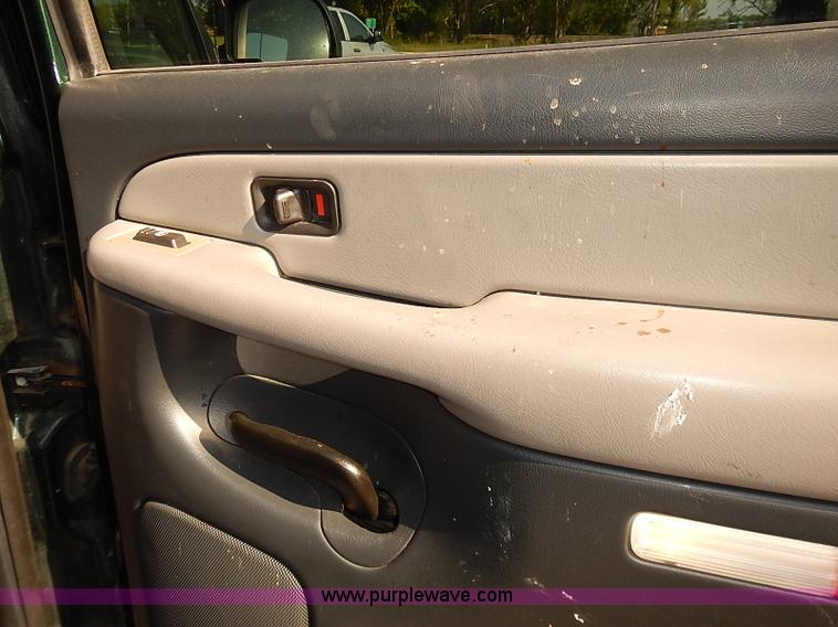 image for item J3054 2001 GMC Yukon SLE SUV