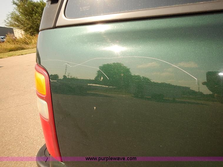 image for item J3054 2001 GMC Yukon SLE SUV