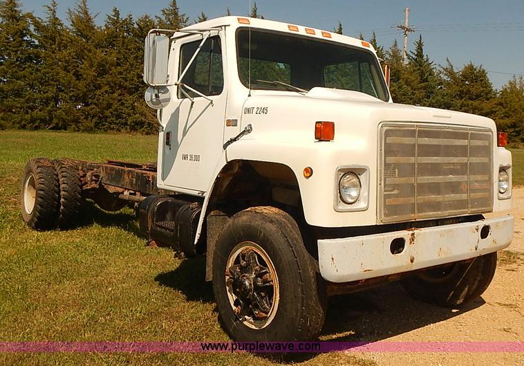 image for item J3061 1987 International S1900 truck cab and chassis