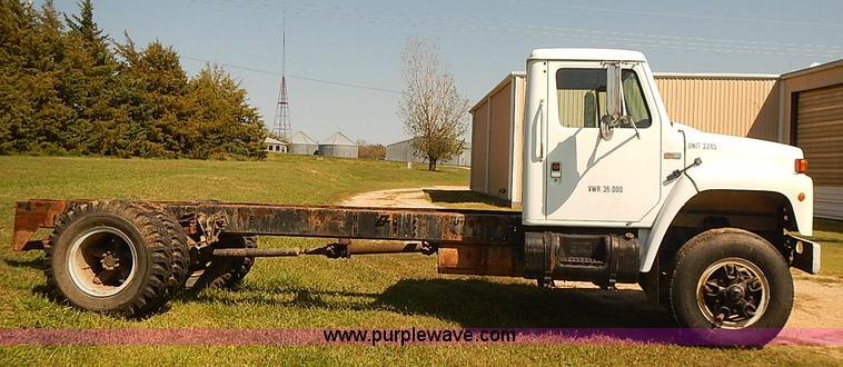 image for item J3061 1987 International S1900 truck cab and chassis