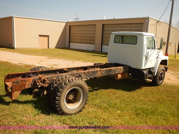 image for item J3061 1987 International S1900 truck cab and chassis