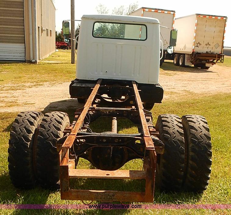 image for item J3061 1987 International S1900 truck cab and chassis