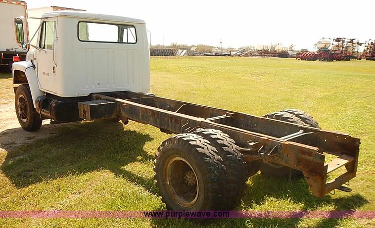 image for item J3061 1987 International S1900 truck cab and chassis