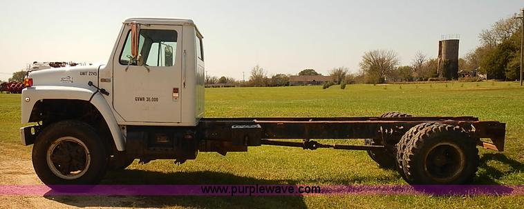 image for item J3061 1987 International S1900 truck cab and chassis