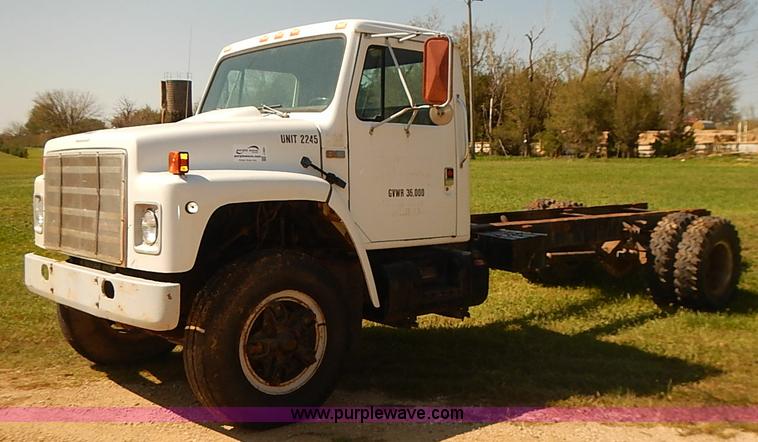 image for item J3061 1987 International S1900 truck cab and chassis