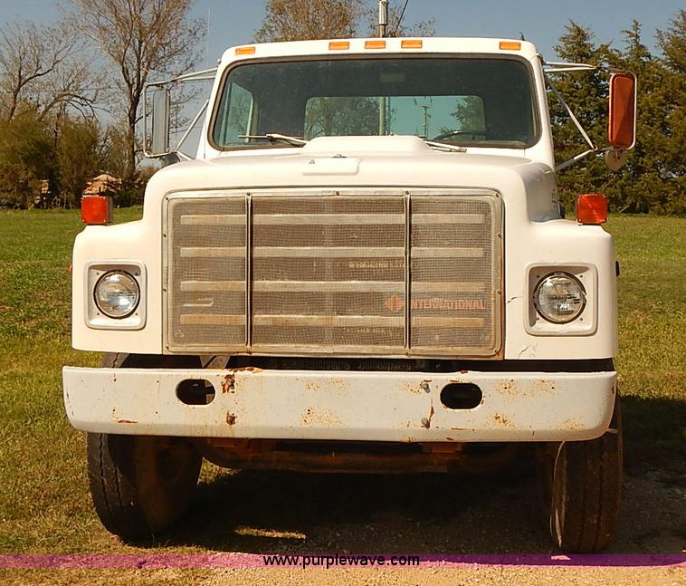 image for item J3061 1987 International S1900 truck cab and chassis