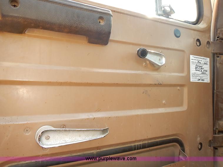 image for item J3061 1987 International S1900 truck cab and chassis