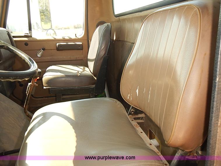 image for item J3061 1987 International S1900 truck cab and chassis