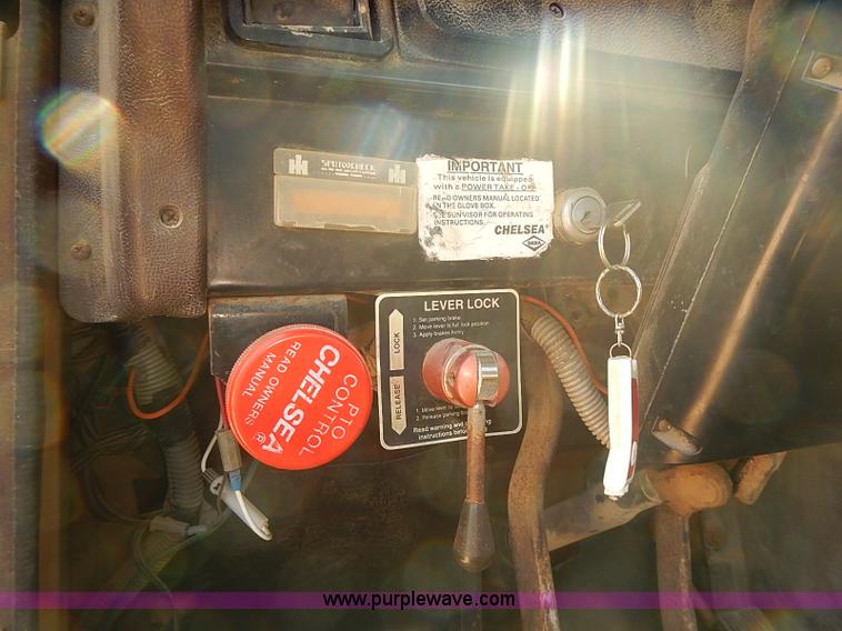 image for item J3061 1987 International S1900 truck cab and chassis