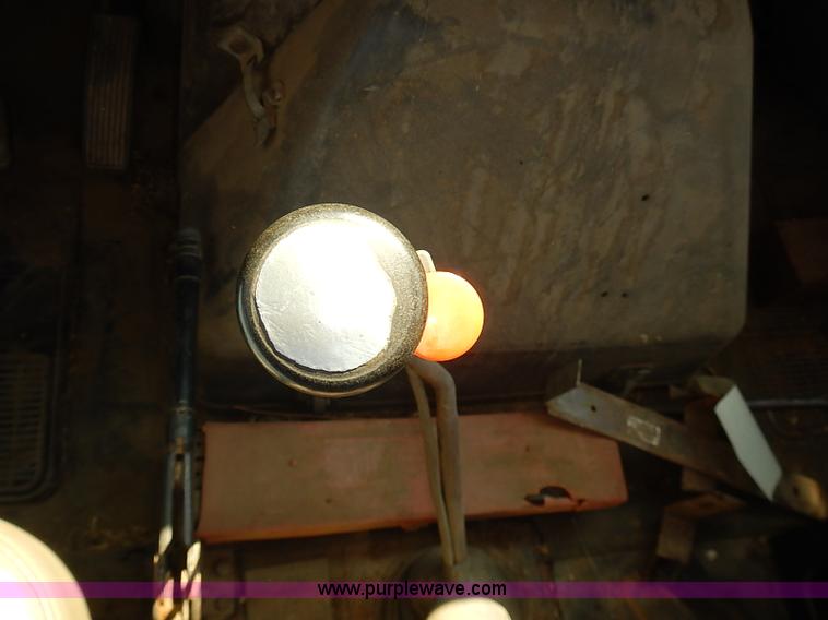 image for item J3061 1987 International S1900 truck cab and chassis