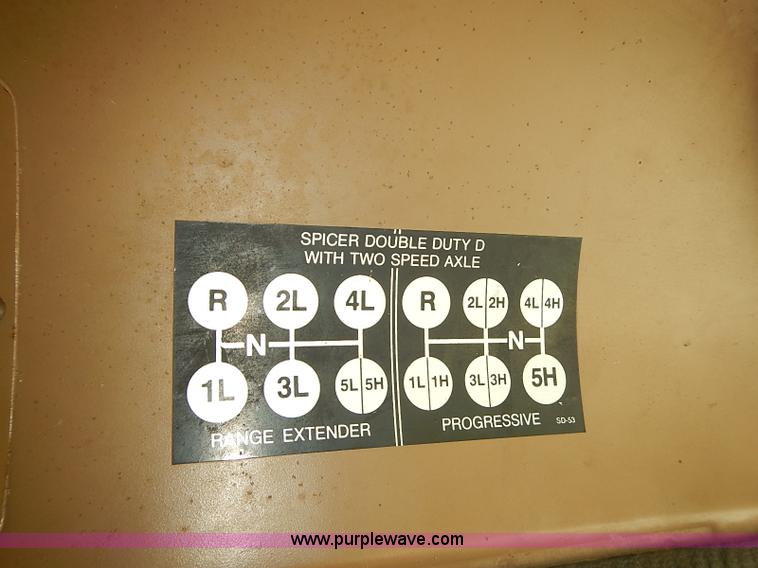 image for item J3061 1987 International S1900 truck cab and chassis