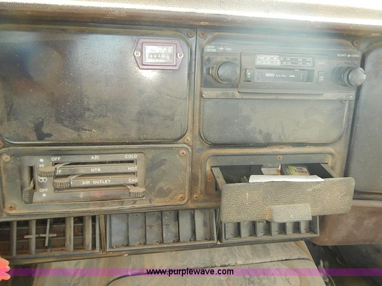 image for item J3061 1987 International S1900 truck cab and chassis