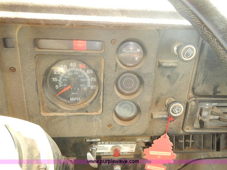 image for item J3061 1987 International S1900 truck cab and chassis