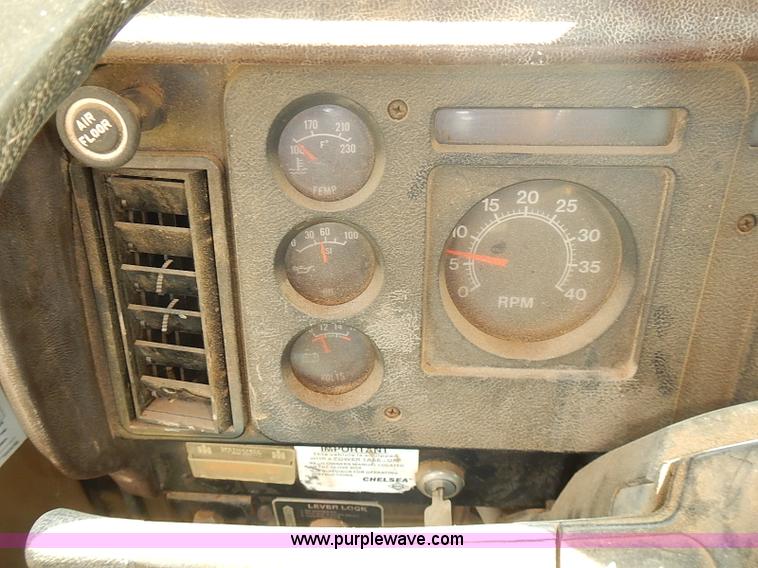 image for item J3061 1987 International S1900 truck cab and chassis