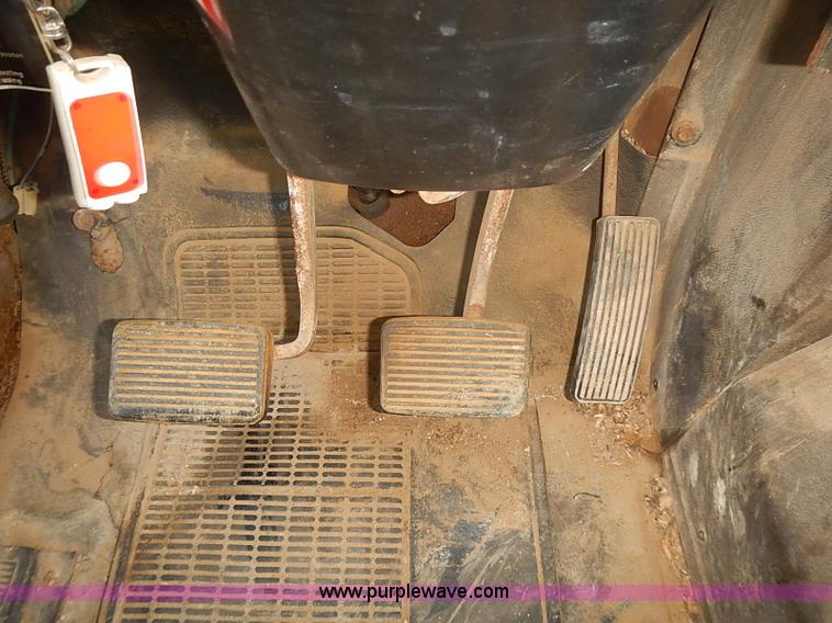 image for item J3061 1987 International S1900 truck cab and chassis