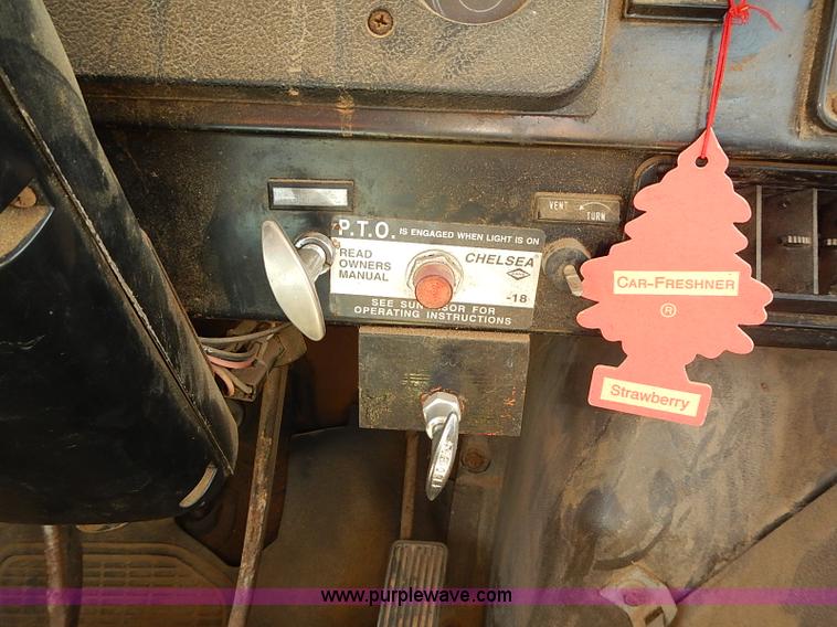 image for item J3061 1987 International S1900 truck cab and chassis