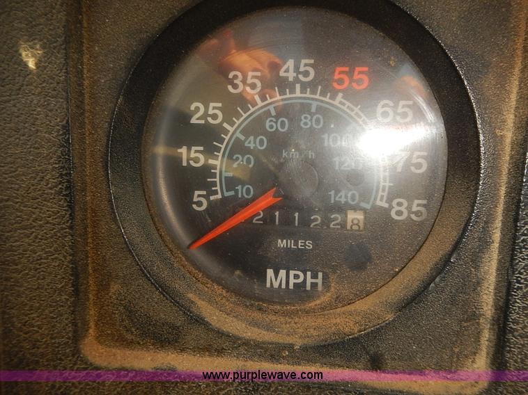 image for item J3061 1987 International S1900 truck cab and chassis