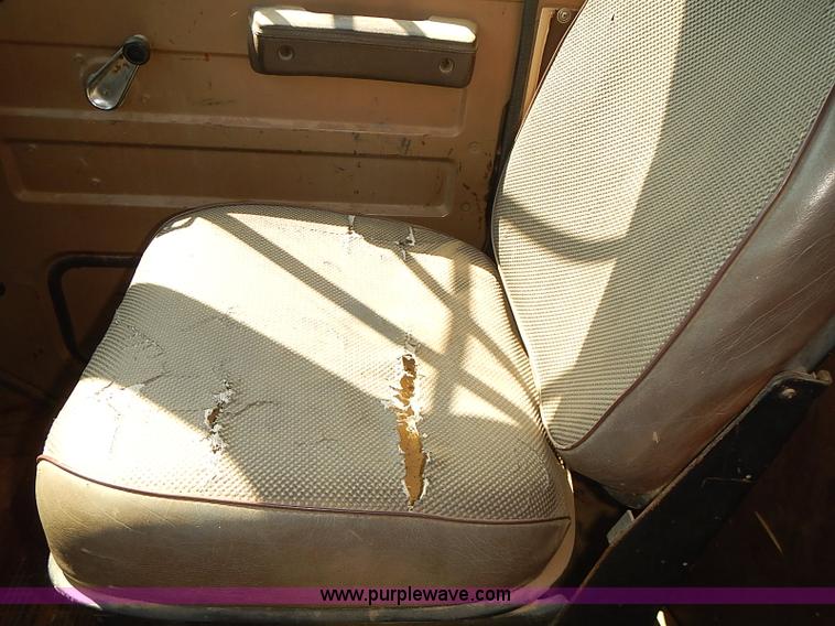 image for item J3061 1987 International S1900 truck cab and chassis