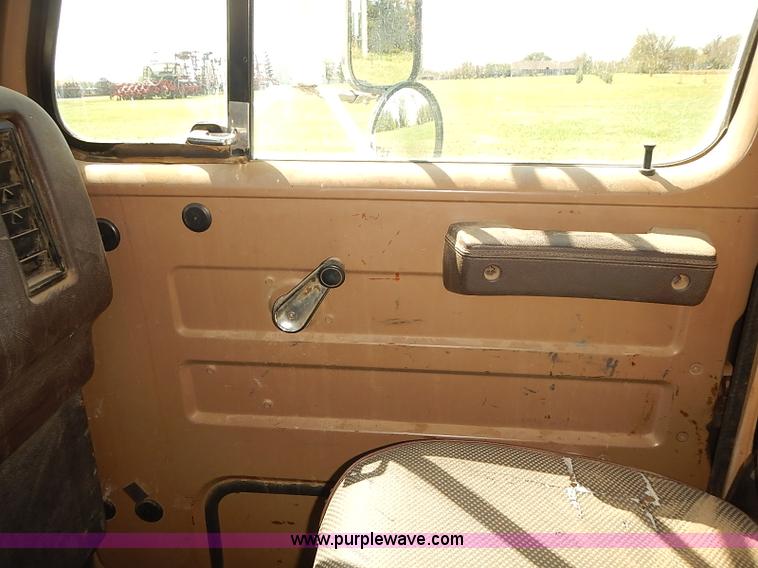 image for item J3061 1987 International S1900 truck cab and chassis