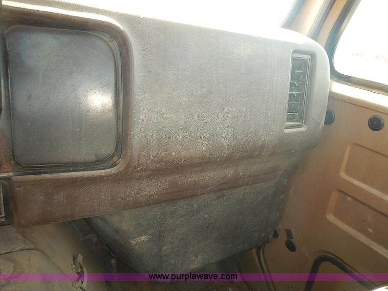 image for item J3061 1987 International S1900 truck cab and chassis