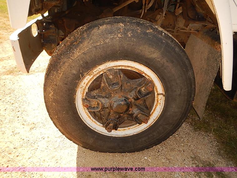 image for item J3061 1987 International S1900 truck cab and chassis