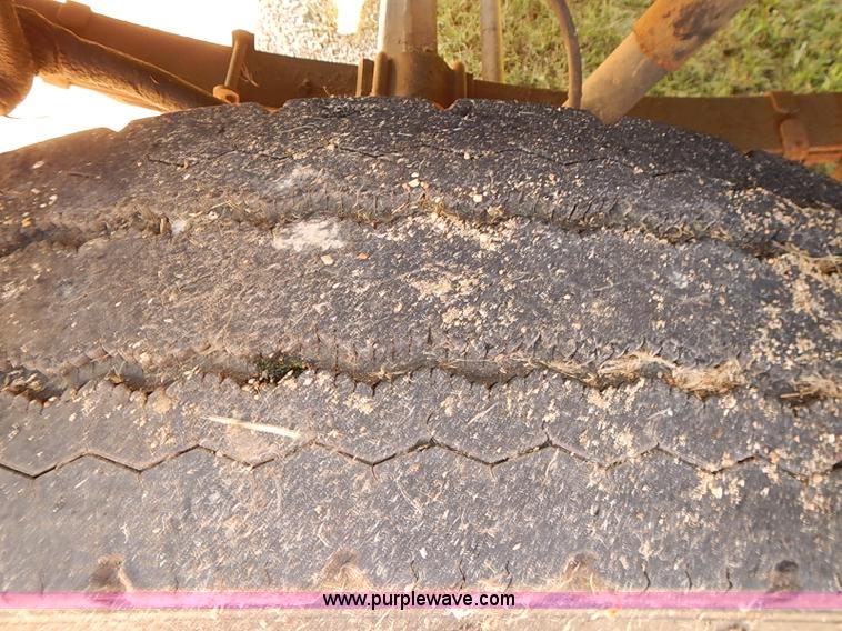 image for item J3061 1987 International S1900 truck cab and chassis