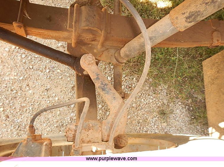 image for item J3061 1987 International S1900 truck cab and chassis