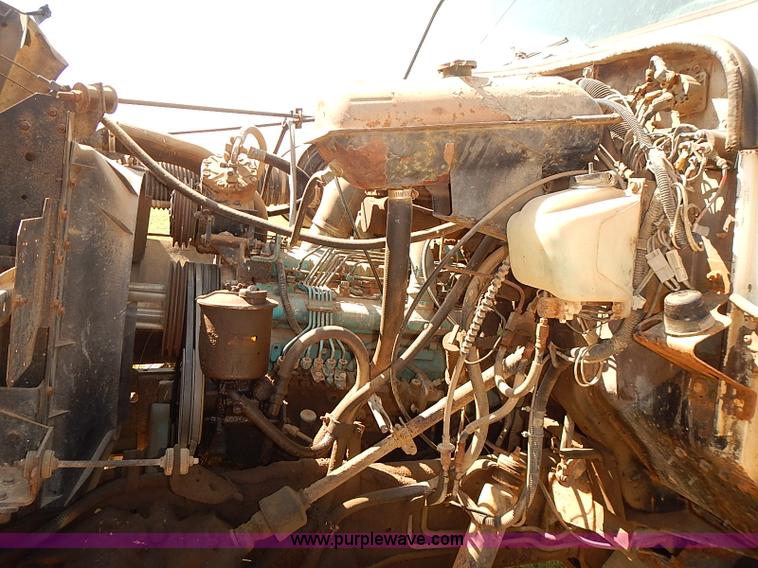 image for item J3061 1987 International S1900 truck cab and chassis