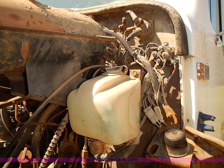 image for item J3061 1987 International S1900 truck cab and chassis