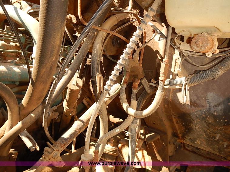 image for item J3061 1987 International S1900 truck cab and chassis