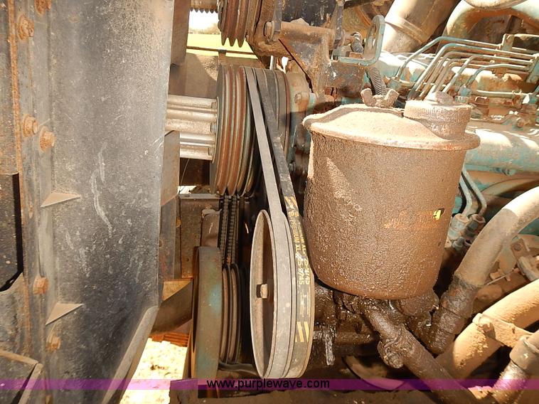 image for item J3061 1987 International S1900 truck cab and chassis