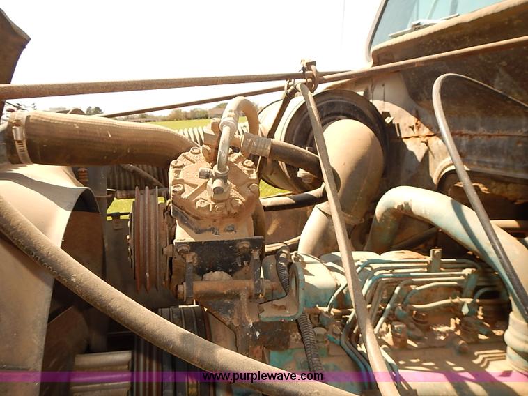 image for item J3061 1987 International S1900 truck cab and chassis