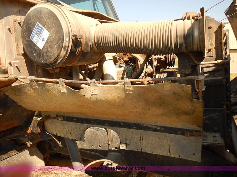 image for item J3061 1987 International S1900 truck cab and chassis