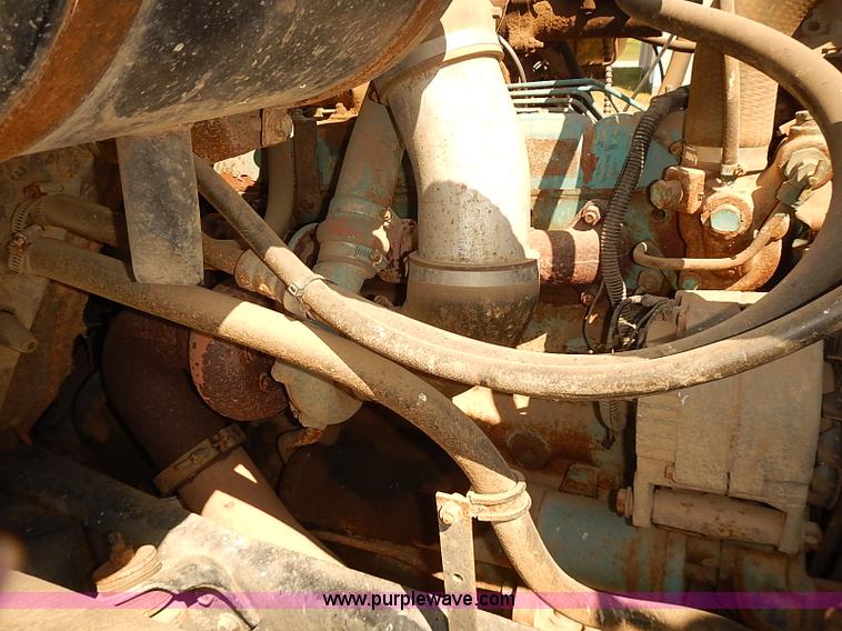 image for item J3061 1987 International S1900 truck cab and chassis