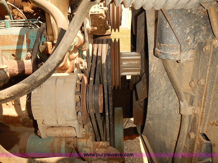 image for item J3061 1987 International S1900 truck cab and chassis