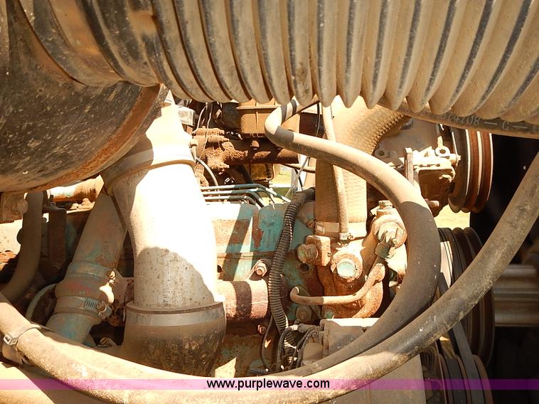 image for item J3061 1987 International S1900 truck cab and chassis