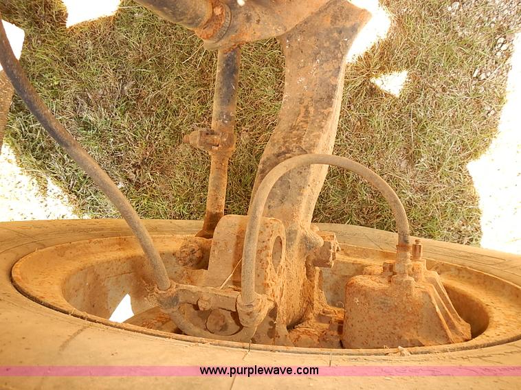 image for item J3061 1987 International S1900 truck cab and chassis