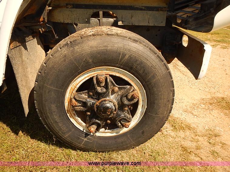 image for item J3061 1987 International S1900 truck cab and chassis