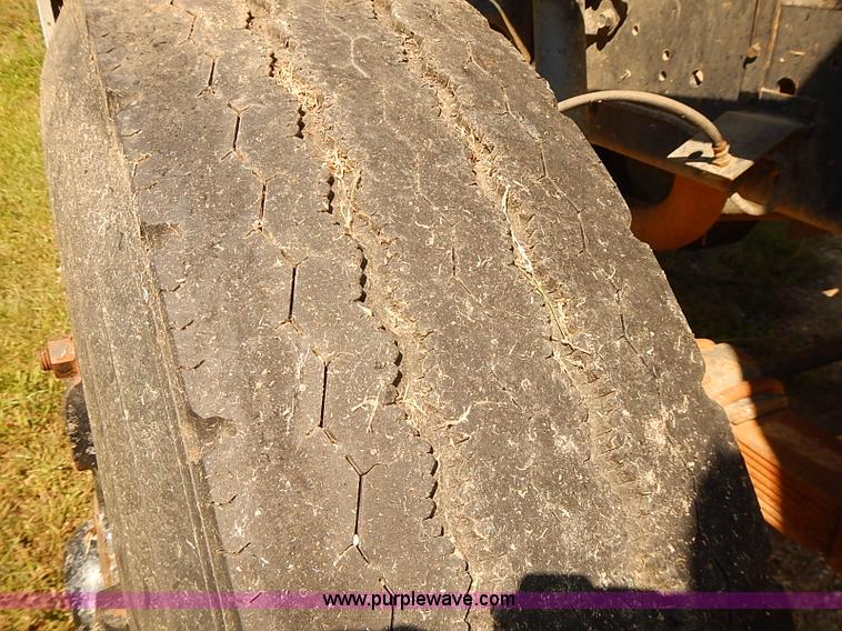 image for item J3061 1987 International S1900 truck cab and chassis