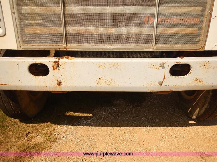 image for item J3061 1987 International S1900 truck cab and chassis