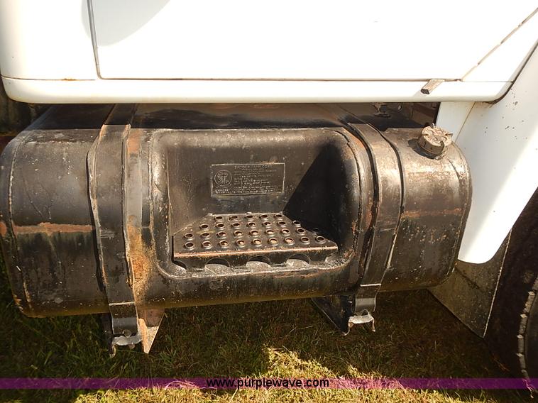 image for item J3061 1987 International S1900 truck cab and chassis