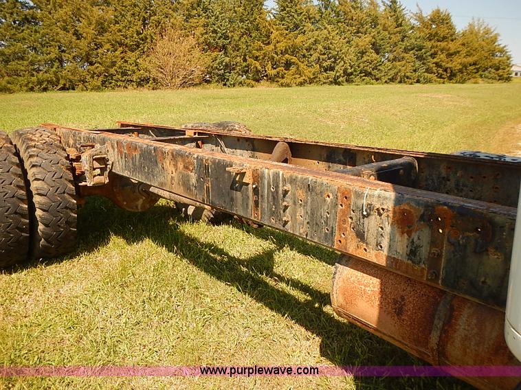 image for item J3061 1987 International S1900 truck cab and chassis