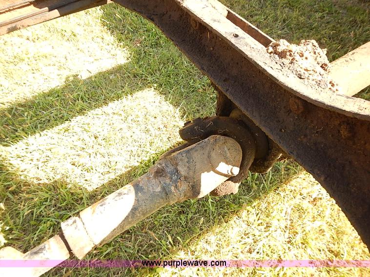 image for item J3061 1987 International S1900 truck cab and chassis