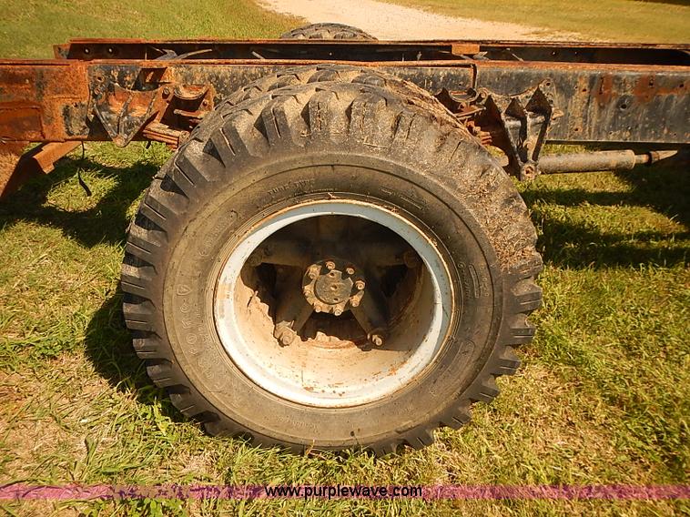 image for item J3061 1987 International S1900 truck cab and chassis