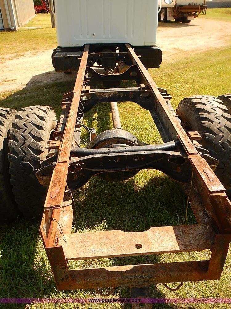 image for item J3061 1987 International S1900 truck cab and chassis