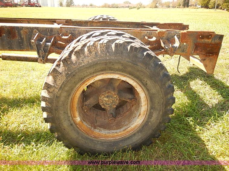 image for item J3061 1987 International S1900 truck cab and chassis