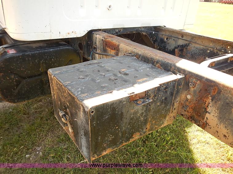 image for item J3061 1987 International S1900 truck cab and chassis