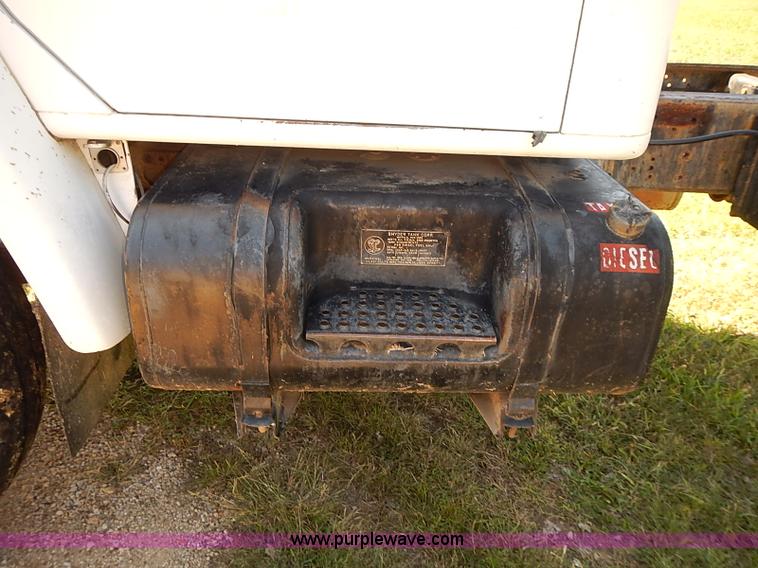 image for item J3061 1987 International S1900 truck cab and chassis